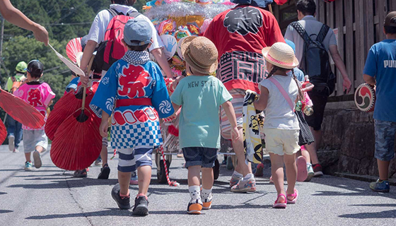 お祭りに向かう子供